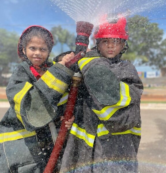 corpo-de-bombeiros-militar-realiza-instrucao-de-combate-a-incendios-para-criancas-e-adolescentes