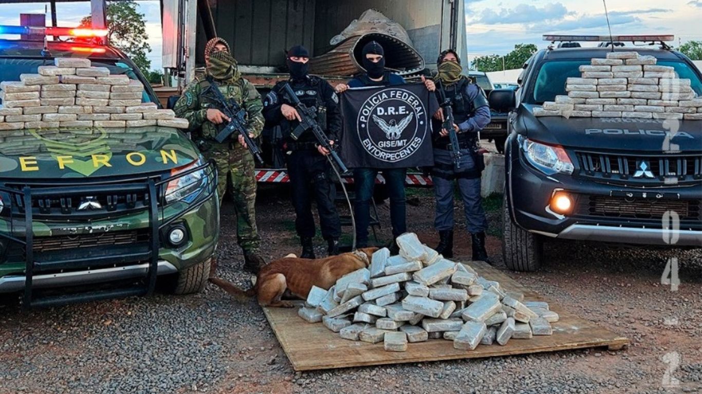 gefron,-bope-e-pf-apreendem-220-tabletes-de-cocaina-escondidos-em-caminhao-com-carga-de-carne