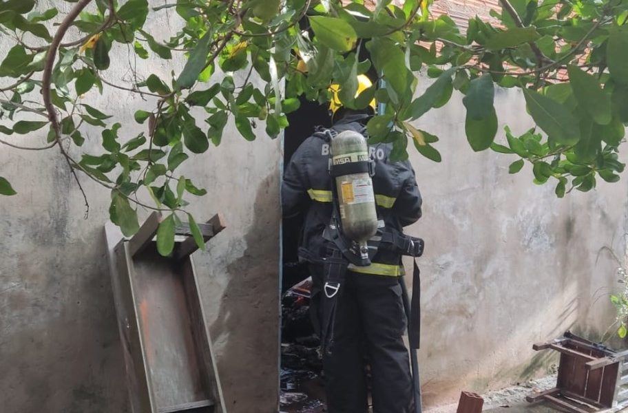 corpo-de-bombeiros-realiza-rescaldo-para-evitar-reignicao-de-fogo-em-residencia