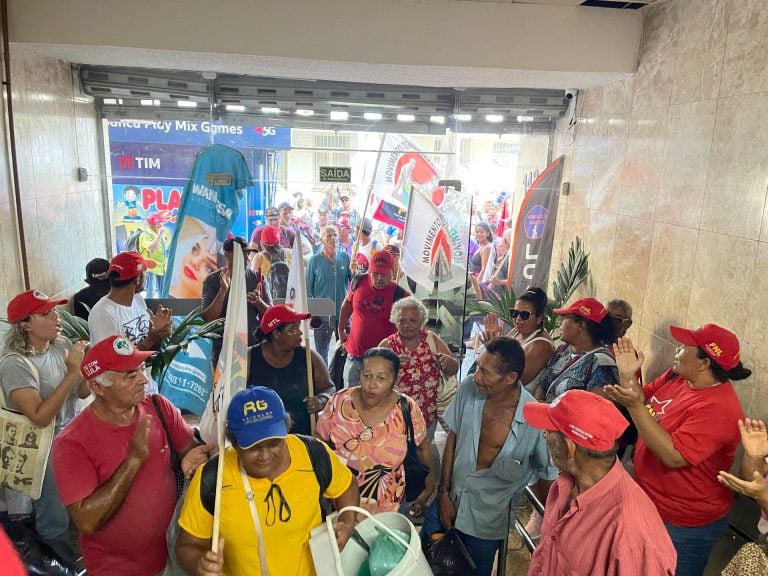 mst-invade-sede-do-incra-em-alagoas