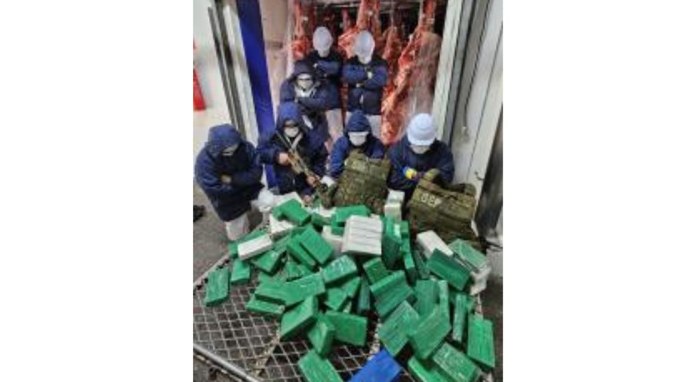 motorista-e-preso-com-droga-escondida-em-caminhao-de-carne-no-interior-de-mt