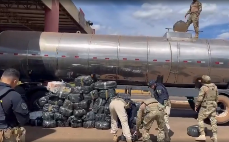 prf-apreende-mais-de-800-kg-de-drogas-em-caminhao-na-br-163