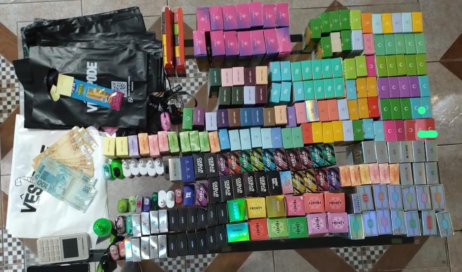 policia-apreende-r$-30-mil-em-dispositivos-eletronicos-de-fumar-e-prende-tres-em-flagrante