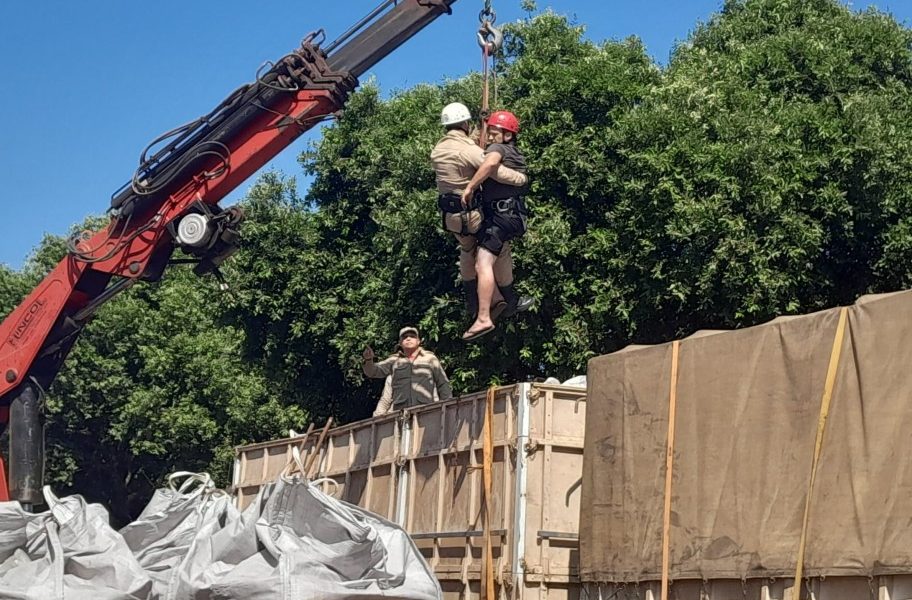 bombeiros-realizam-resgate-de-homem-que-teve-crise-convulsiva-enquanto-trabalhava-em-cima-de-carreta