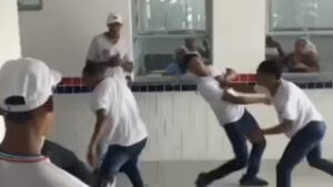 Câmeras captam violenta briga entre estudantes em escola estadual; veja vídeo