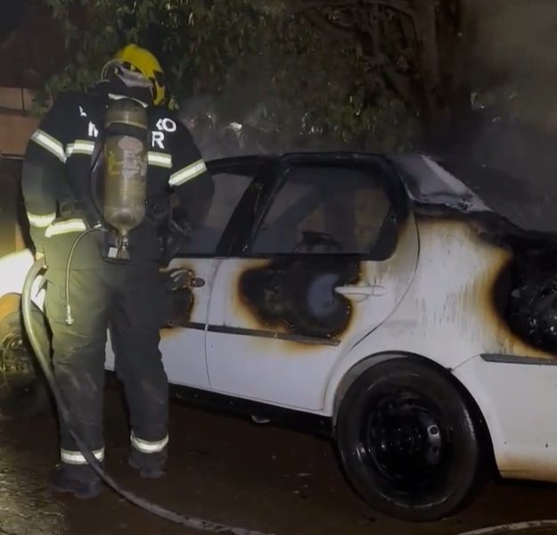 bombeiros-militares-combatem-incendio-em-veiculo-em-sorriso