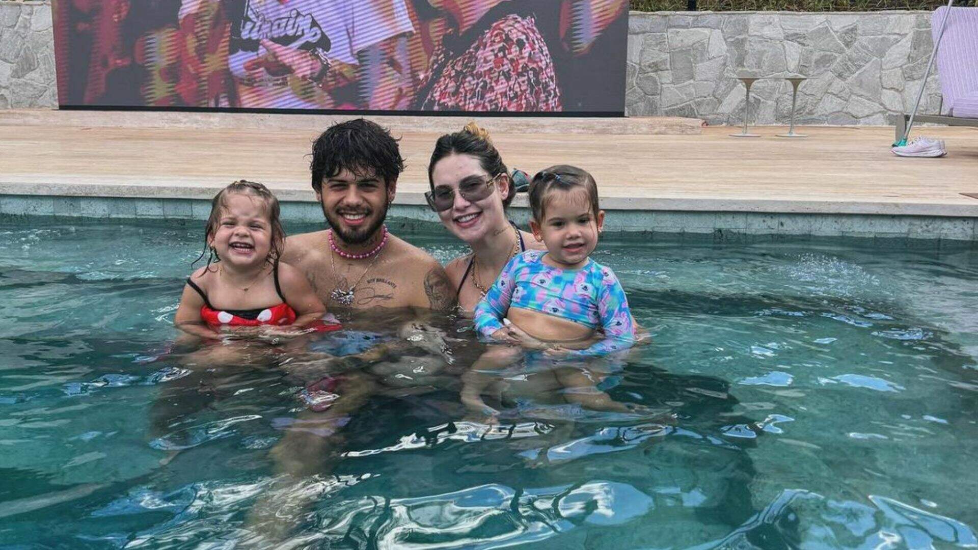 virginia-mostra-momento-fofo-em-familia-e-celebra-amor-na-piscina-da-nova-mansao