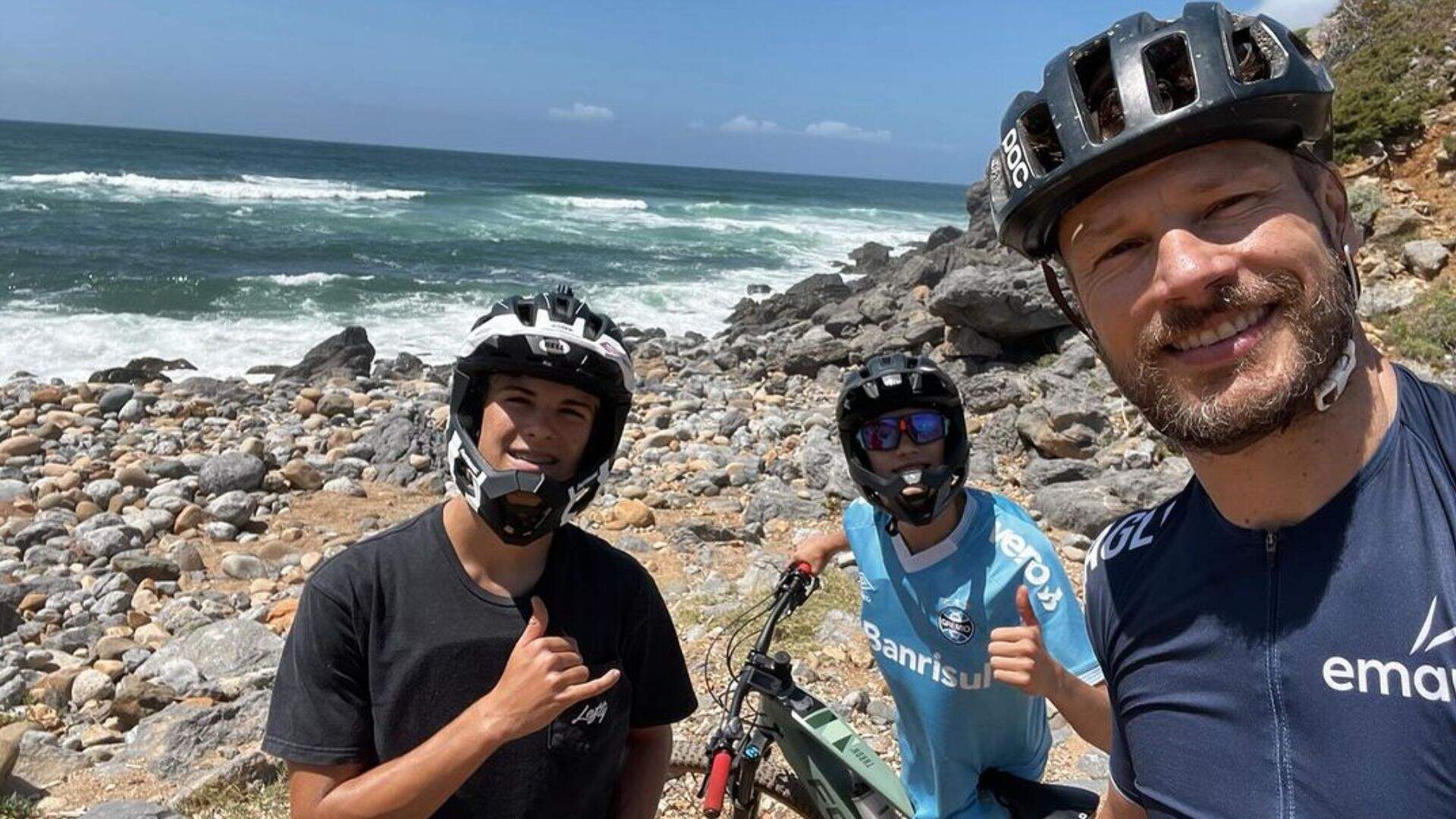 rodrigo-hilbert-publica-selfie-com-filhos-gemeos-e-surpreende-a-web