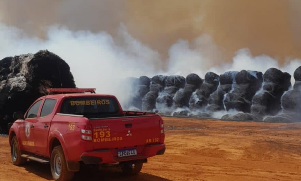 corpo-de-bombeiros-combate-incendio-em-1,4-mil-rolos-de-algodao-em-fazenda