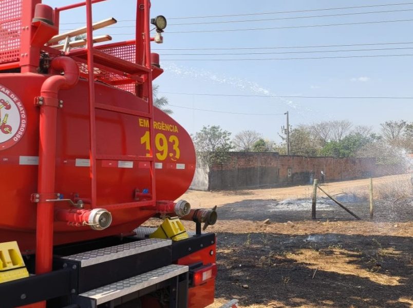 bombeiros-combatem-incendio-em-vegetacao-as-margens-da-rodovia-mt-130