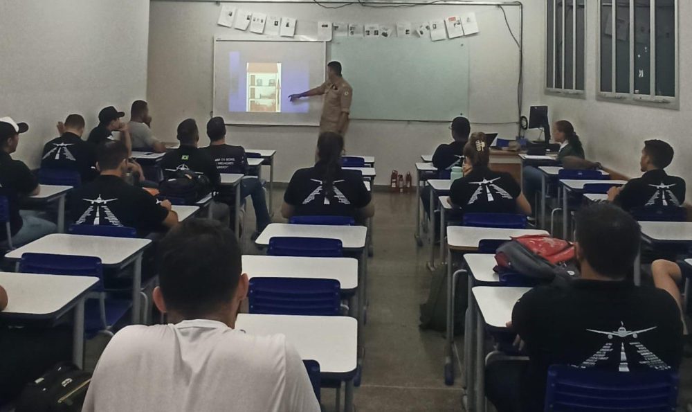 corpo-de-bombeiros-ministra-palestra-sobre-uso-de-extintores-de-incendio-e-hidrantes-para-alunos-do-ifmt