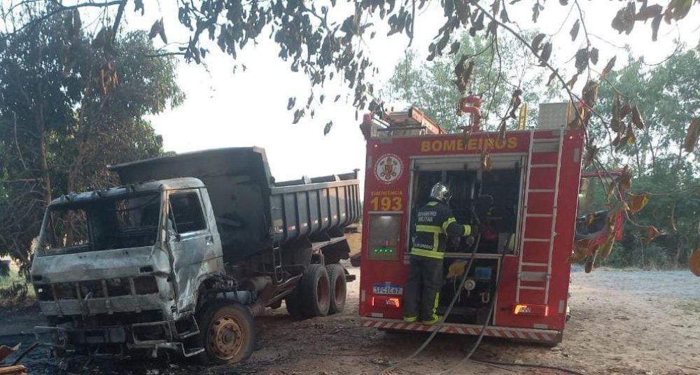 bombeiros-combatem-incendio-em-caminhao-cacamba