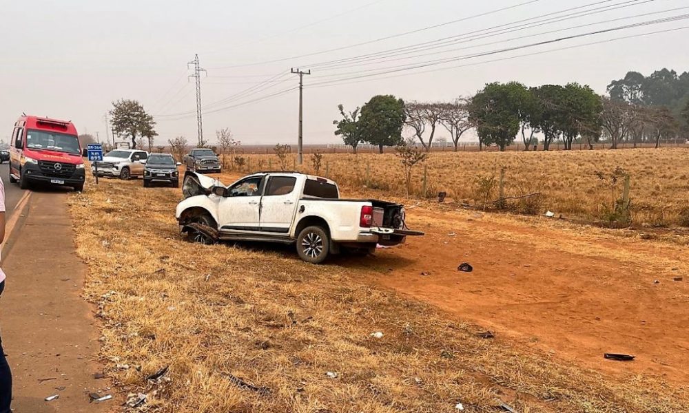 bombeiros-socorrem-vitimas-de-colisao-entre-carro-e-carreta-na-br-364;-duas-vao-a-obito