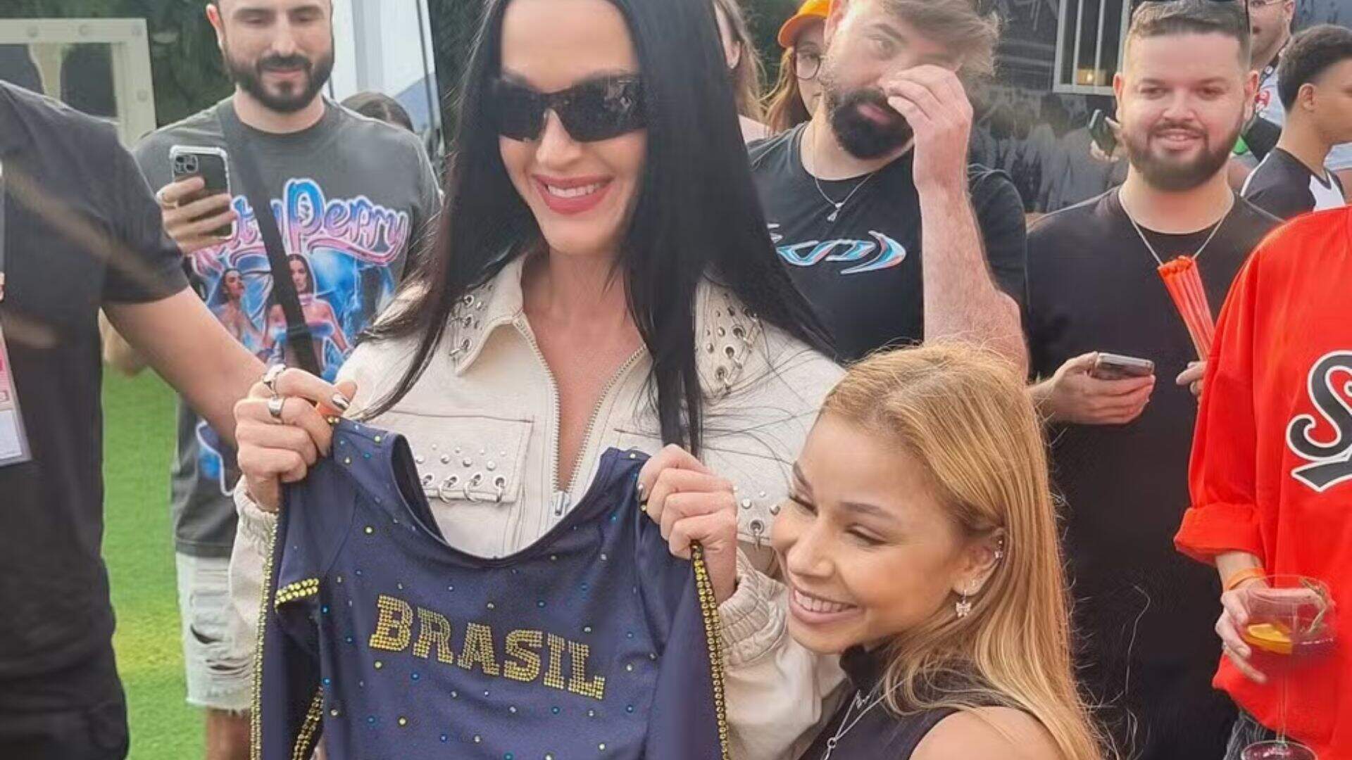 ginasta-flavia-saraiva-presenteia-katy-perry-com-body-do-brasil