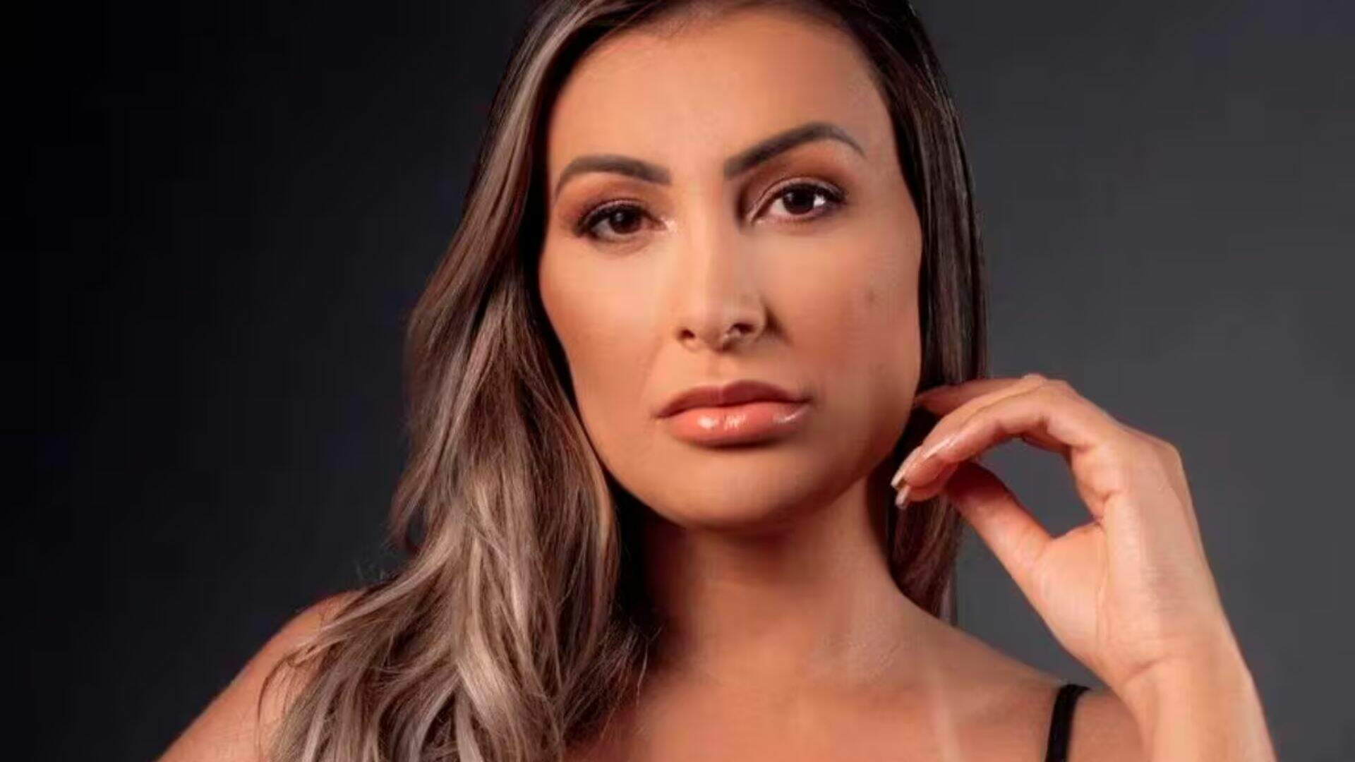 andressa-urach-revela-que-consegue-‘bater-palma’-com-a-lingua-bifurcada