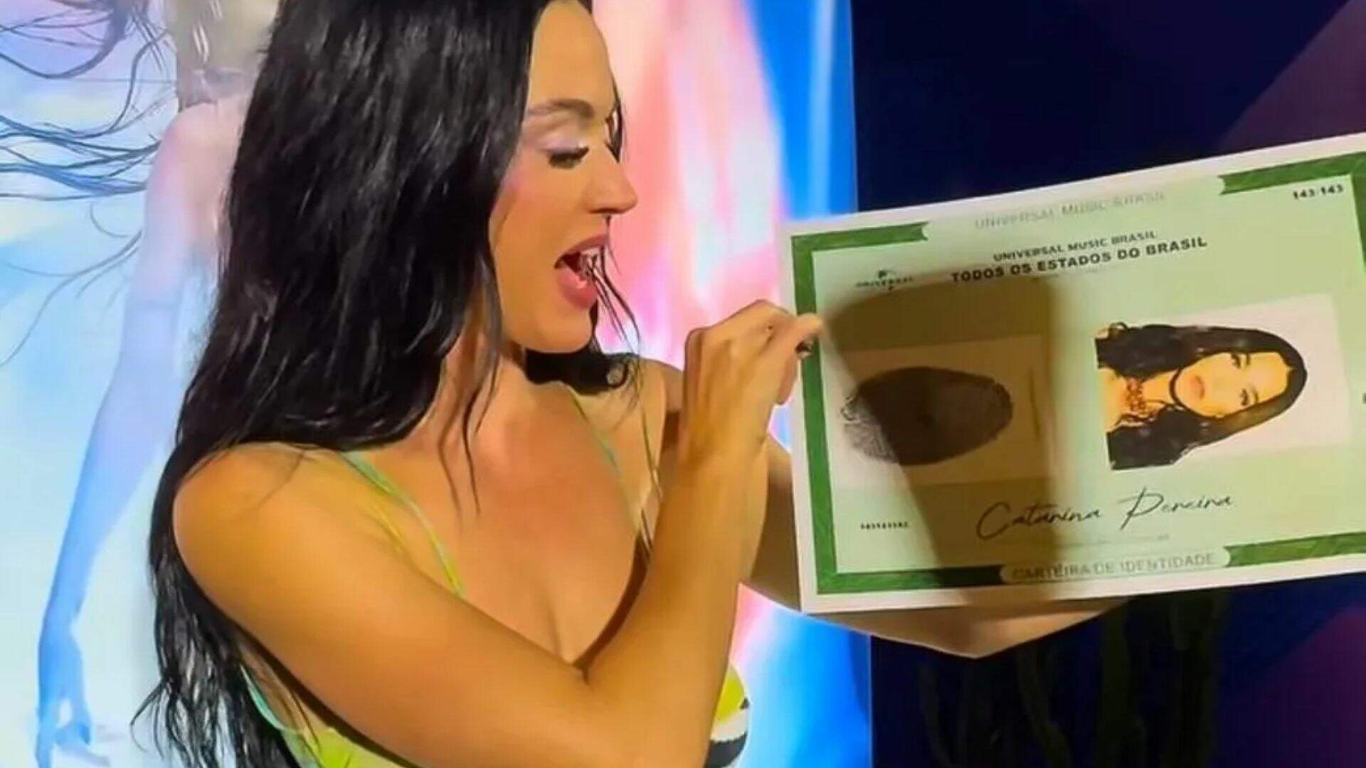 katy-perry-reage-ao-ganhar-rg-brasileiro-com-o-nome-catarina-pereira