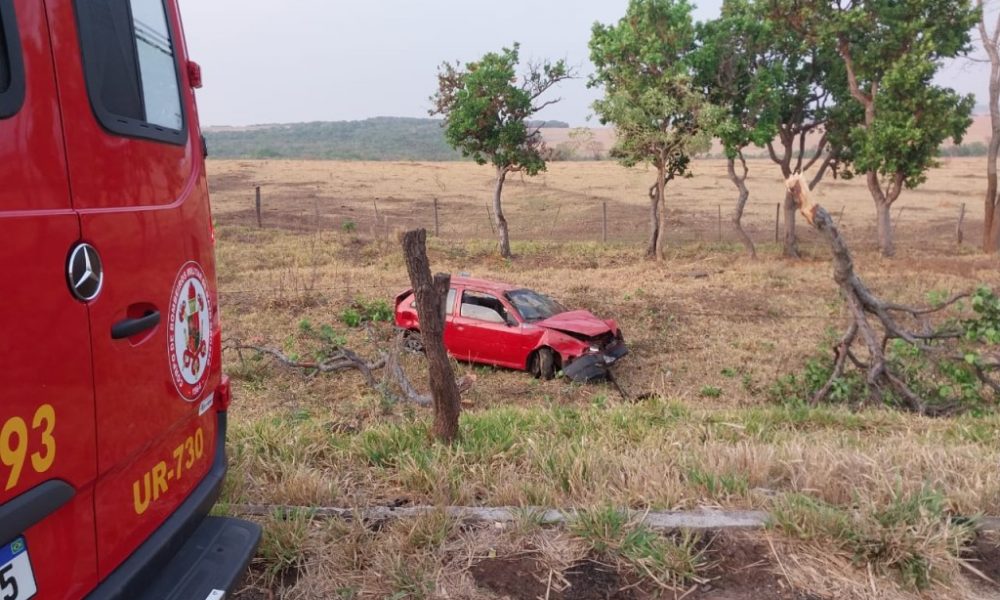 bombeiros-socorrem-homem-apos-capotamento-de-carro-as-margens-de-rodovia