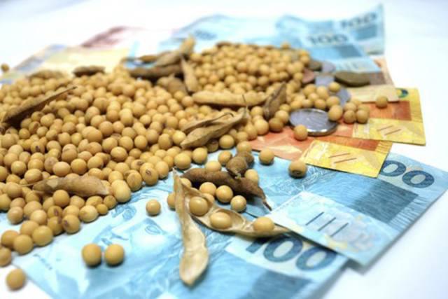 com-impulsos-de-chicago-e-dolar,-precos-da-soja-disparam-nesta-segunda-feira