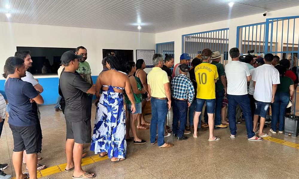 eleitores-fazem-fila-para-1a-votacao-em-novo-municipio-do-brasil-i-mt