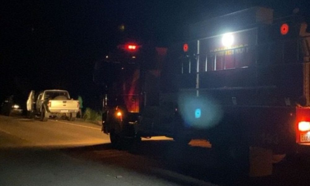 bombeiros-militares-fazem-rescaldo-em-caminhonete-que-pegou-fogo