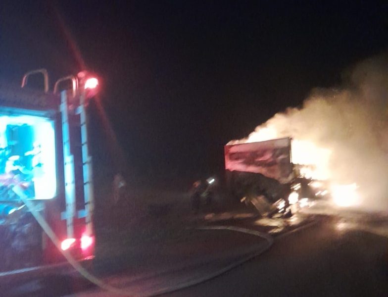 corpo-de-bombeiros-combate-incendio-em-carreta-na-br-163-em-sinop