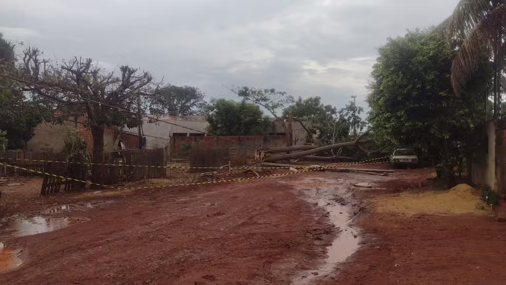 temporal-derruba-telhado-e-assusta-moradores-em-tangara-da-serra-(mt);-veja-videos