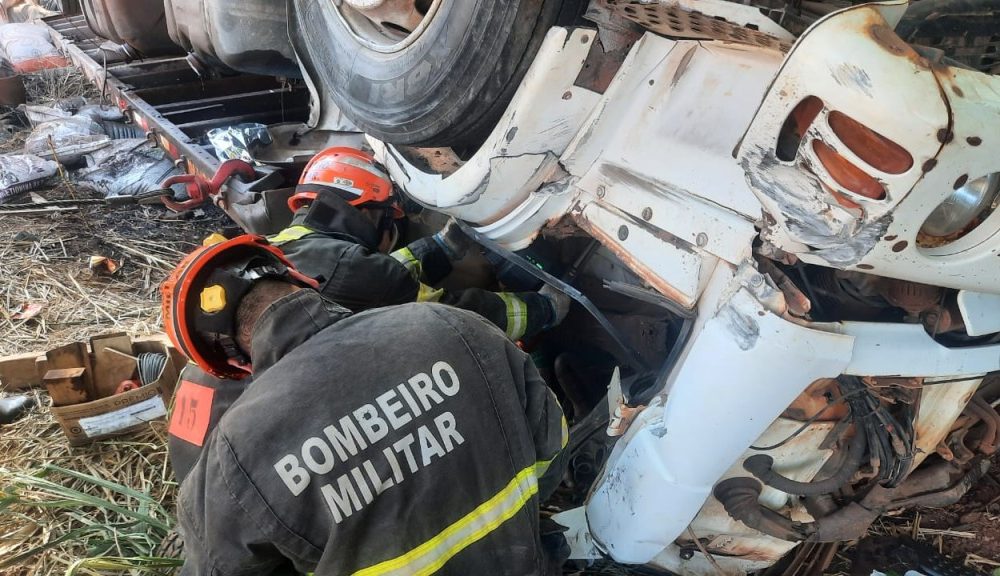 bombeiros-retiram-corpos-de-vitimas-que-ficaram-presas-as-ferragens-em-acidente-na-br-158