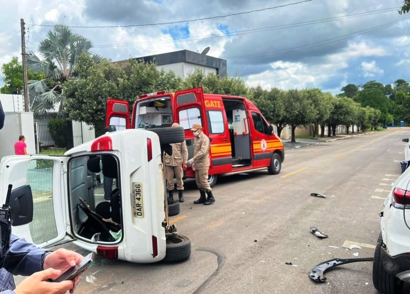 corpo-de-bombeiros-socorre-vitima-de-veiculo-tombado-apos-acidente-de-transito