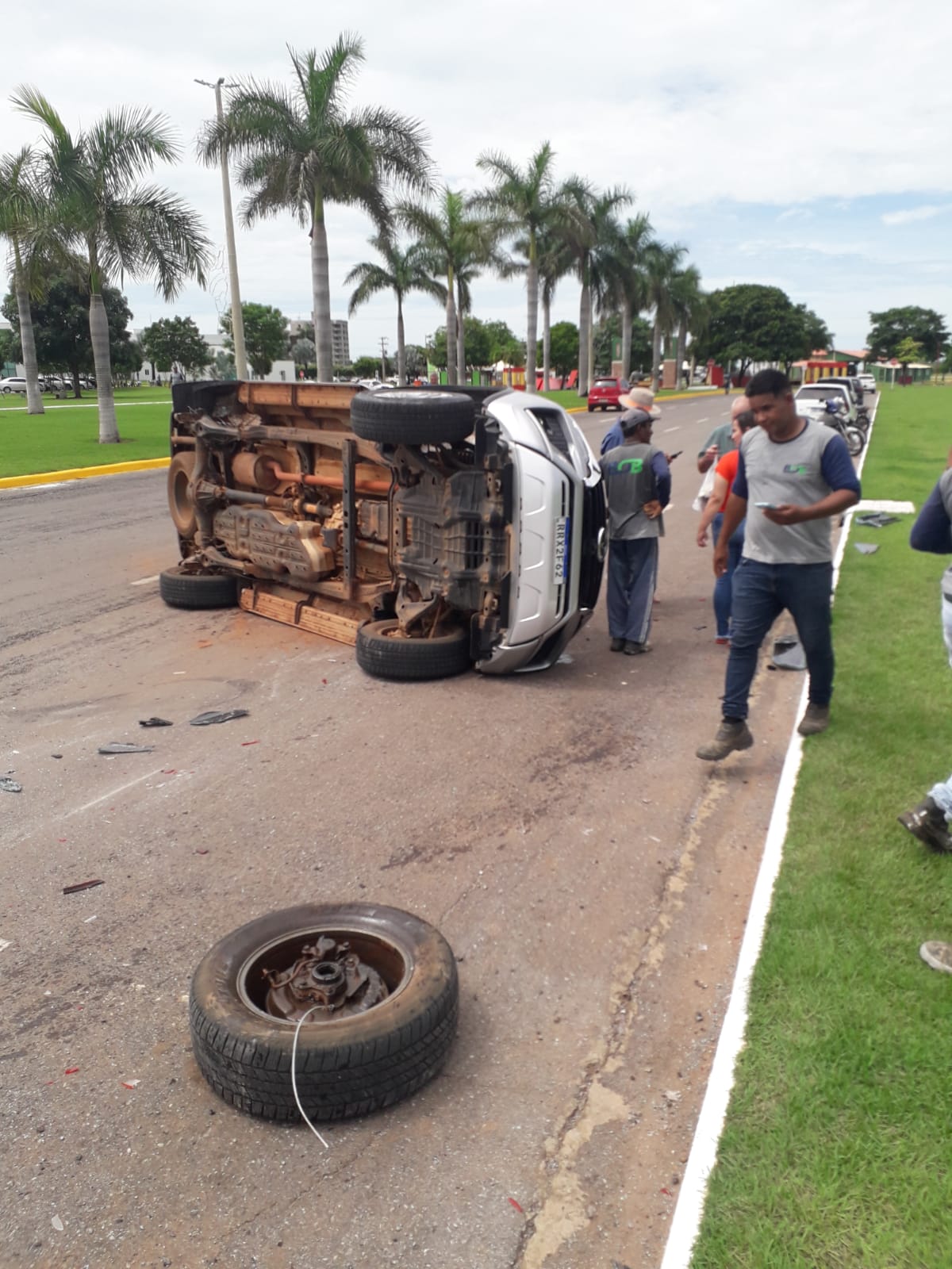 Caminhonete cap0ta após col!são com corolla na avenida das nações em Lucas do rio verde; uma pessoa ficou f£rid4