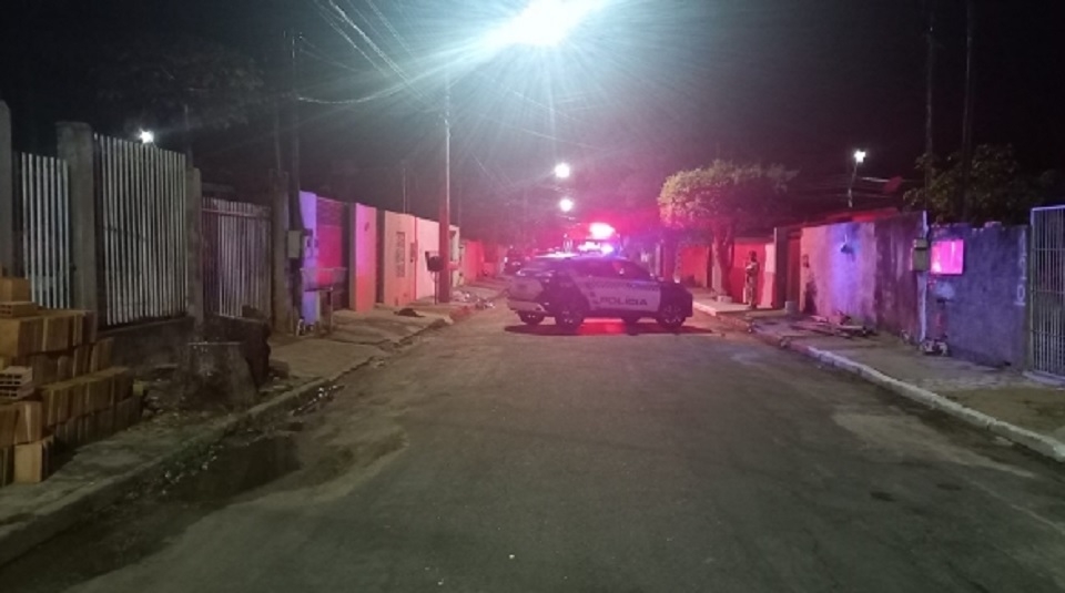 homem-e-assassinado-com-varios-tiros-na-cabeca-em-frente-de-residencia-em-primavera-do-leste