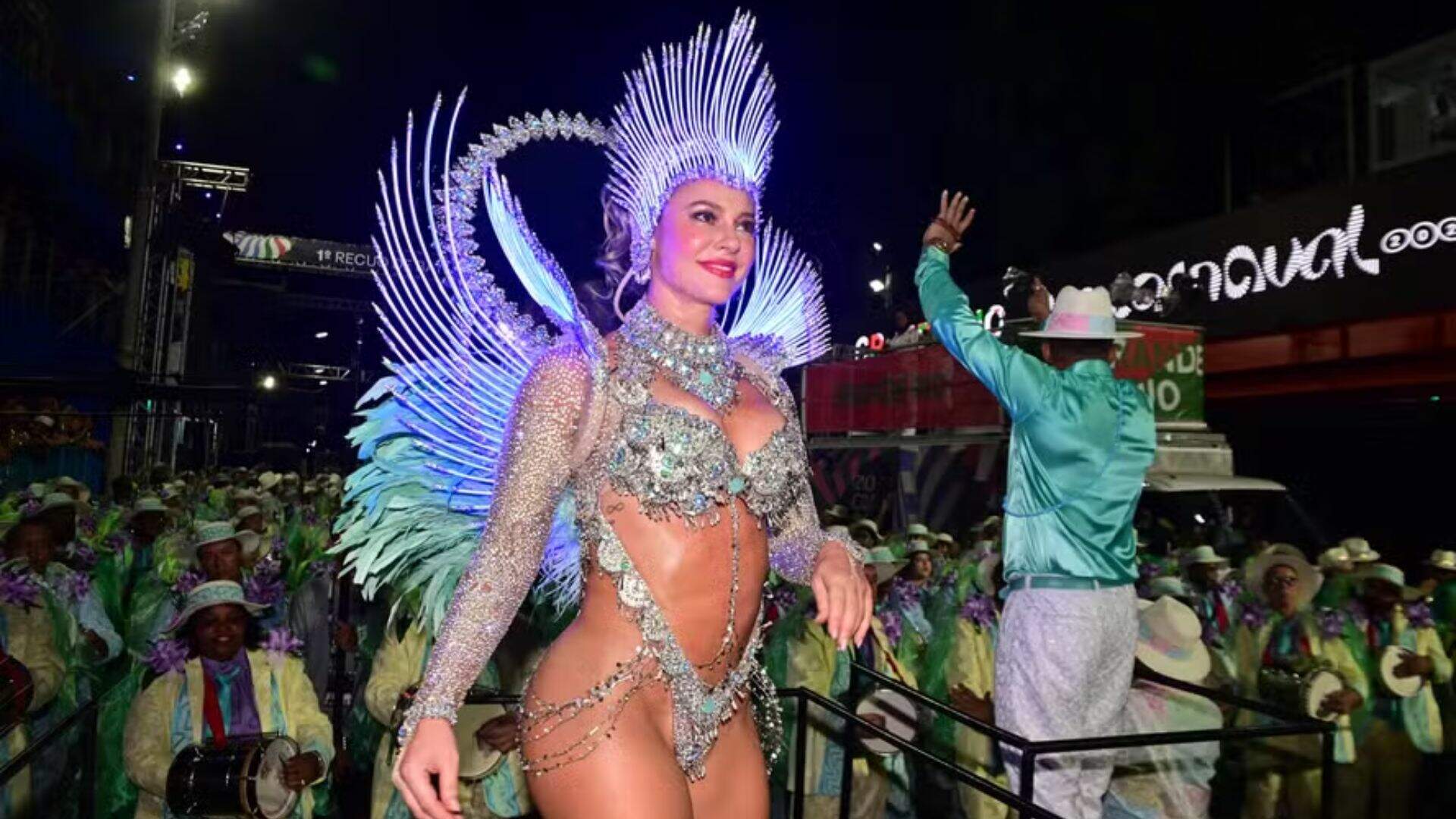 paolla-oliveira-mostra-que-sambou-com-pesos-para-aguentar-fantasia-do-carnaval