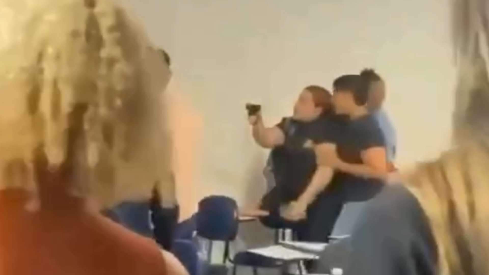 briga-em-sala-de-aula-termina-com-ameaca-armada-e-gera-panico-em-faculdade