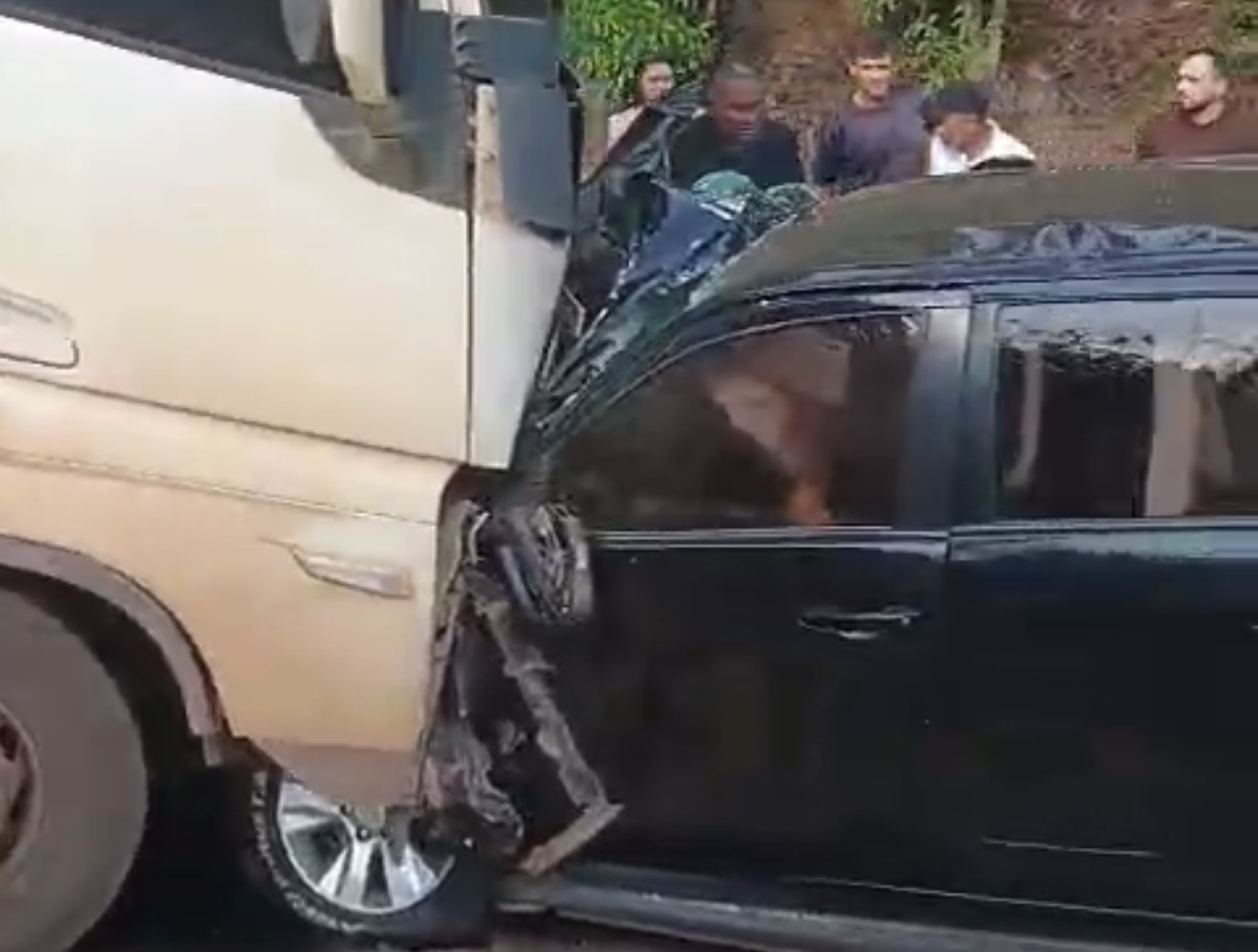 Acidente entre caminhão e caminhonete em trecho de serra