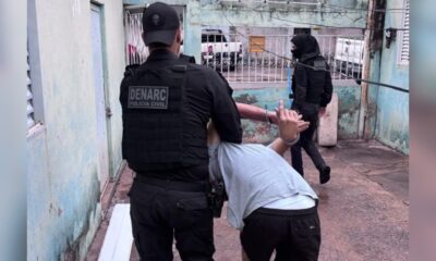 Policiais da Denarc conduzem suspeito preso em Cuiabá