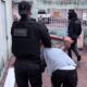 Policiais da Denarc conduzem suspeito preso em Cuiabá
