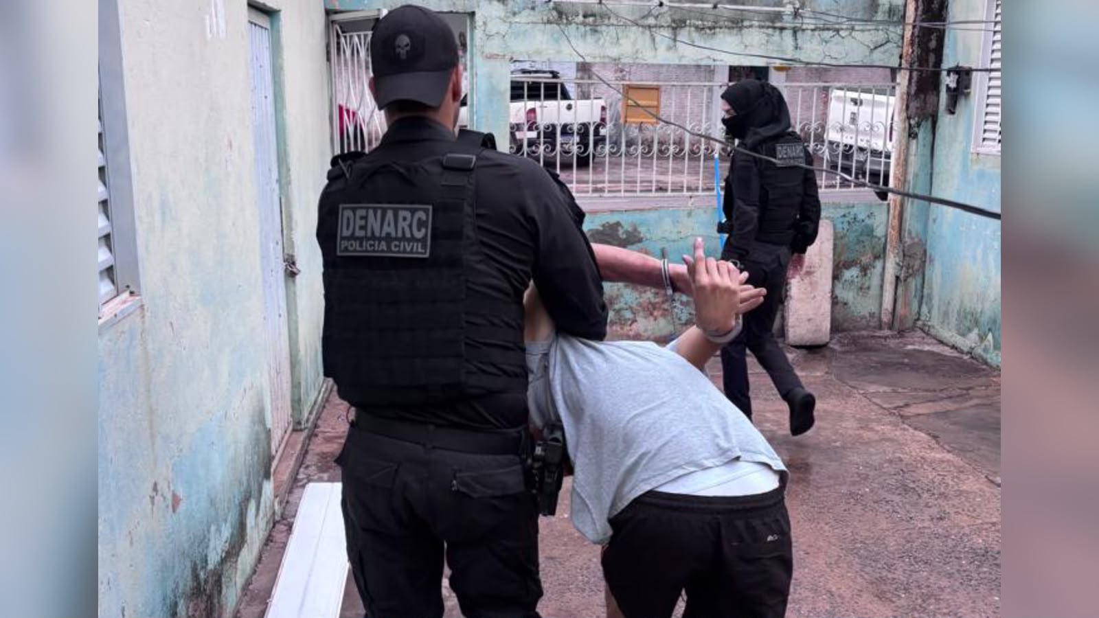 Policiais da Denarc conduzem suspeito preso em Cuiabá