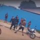 Homem confronta policiais durante abordagem