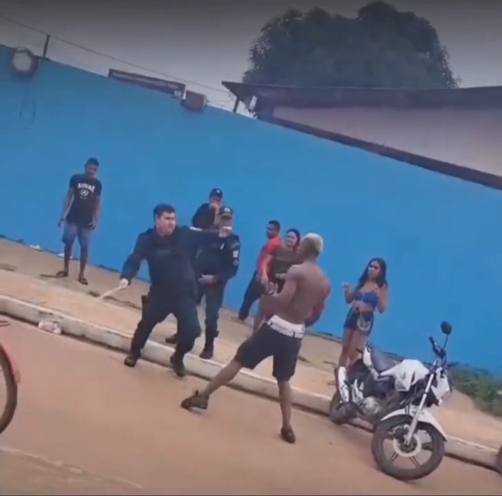 Homem confronta policiais durante abordagem