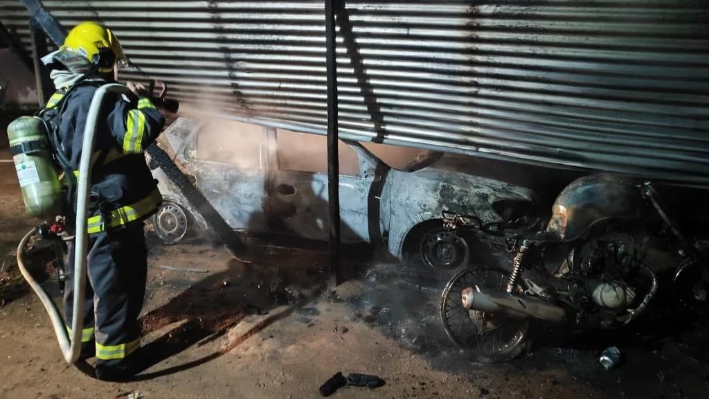 Veículos foram destruídos pelo fogo