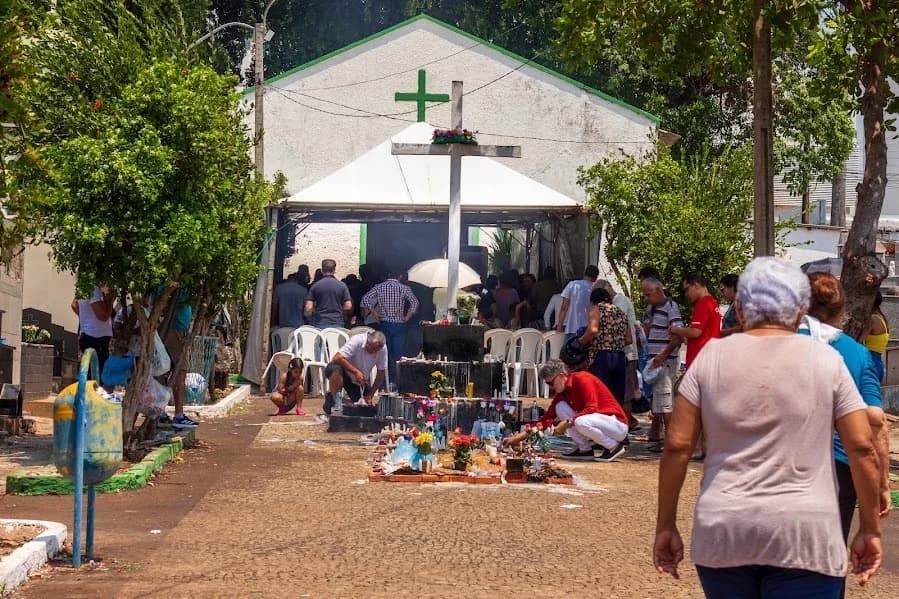 Missa em cemitério de Cuiabá