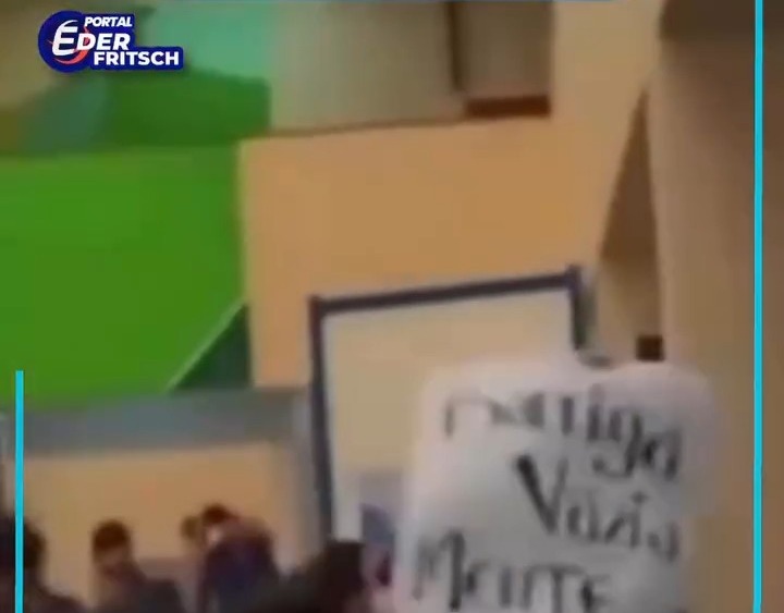 Alunos protestam no saguão de escola em Parintins (AM)